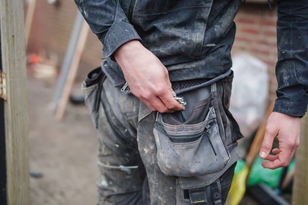 Aannemer aan het werk met gereedschapsriem - DEDDO