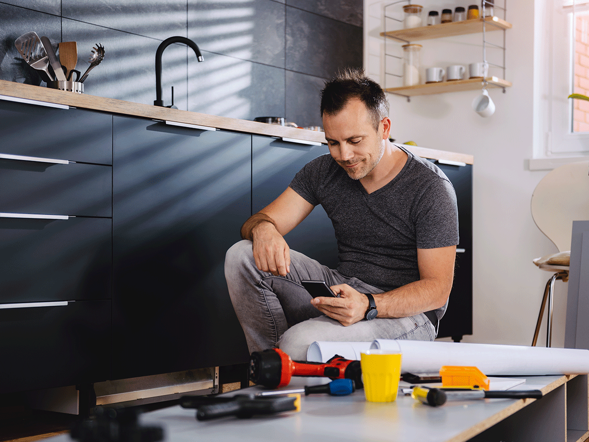 Aannemer maakt werkbon aan via DEDDO op mobiel na installatie nieuwe keuken