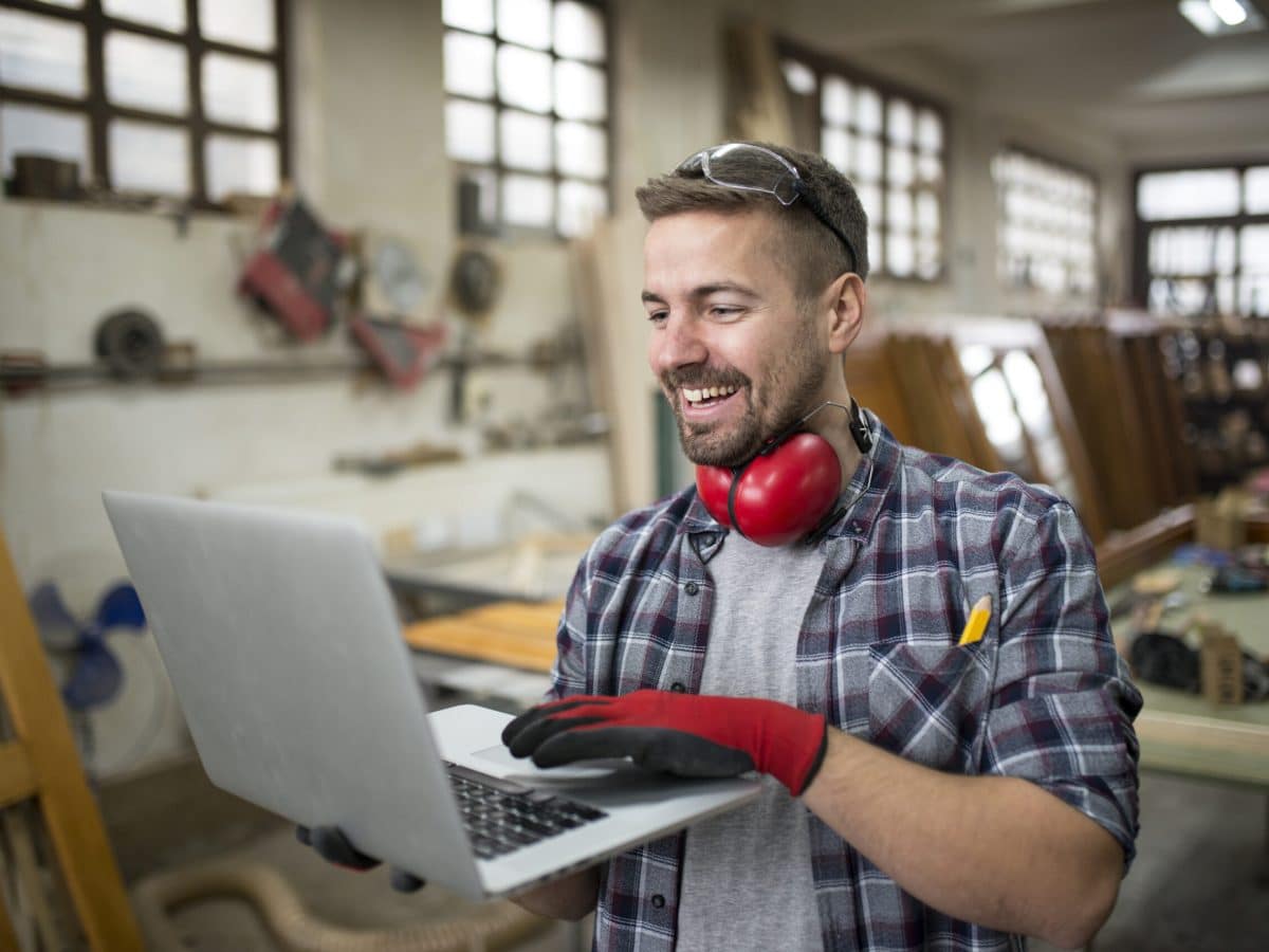 Aannemer werkt met DEDDO op laptop