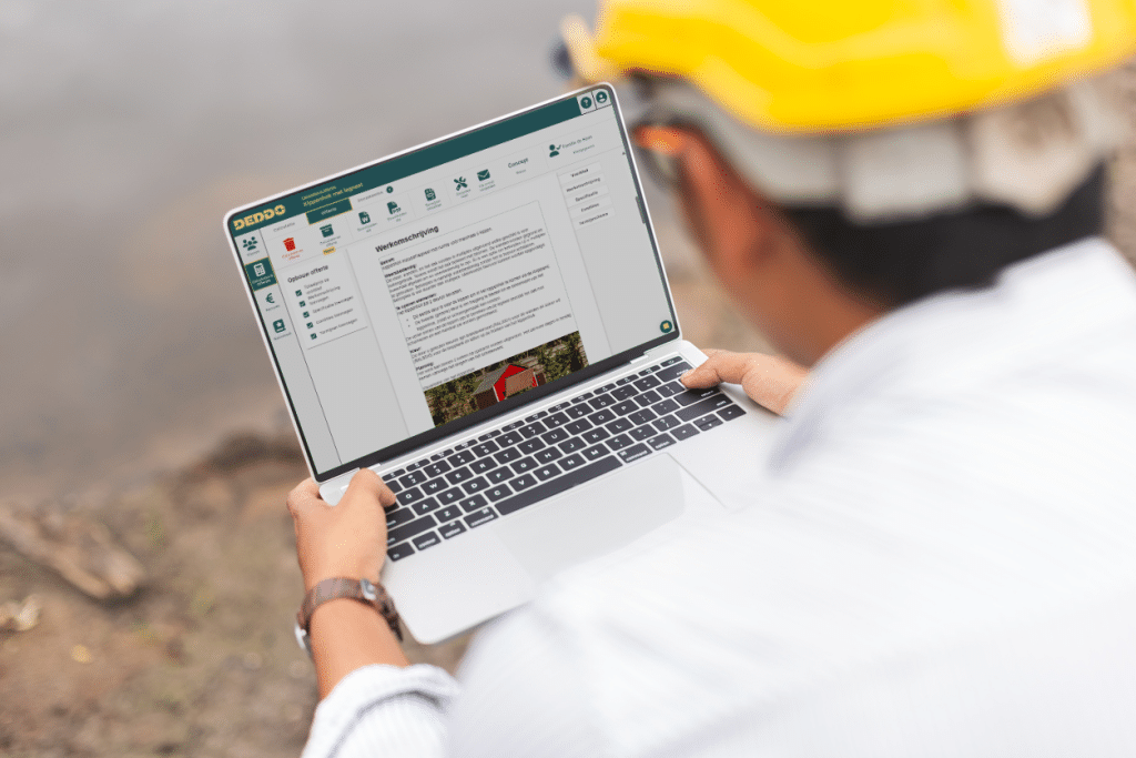 Bouwer kijkt de werkomschrijving na in DEDDO op laptop