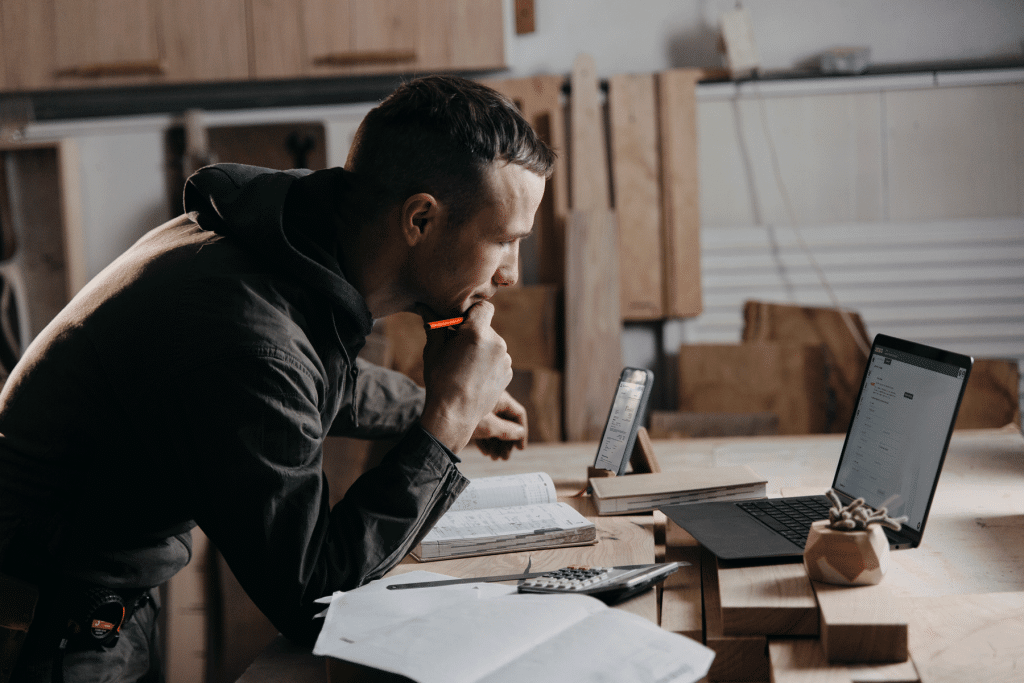 Exact Online koppelen aan DEDDO op werk bij aannemer op laptop