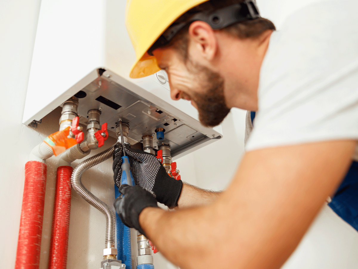 Installateur werkt aan ketel installatie