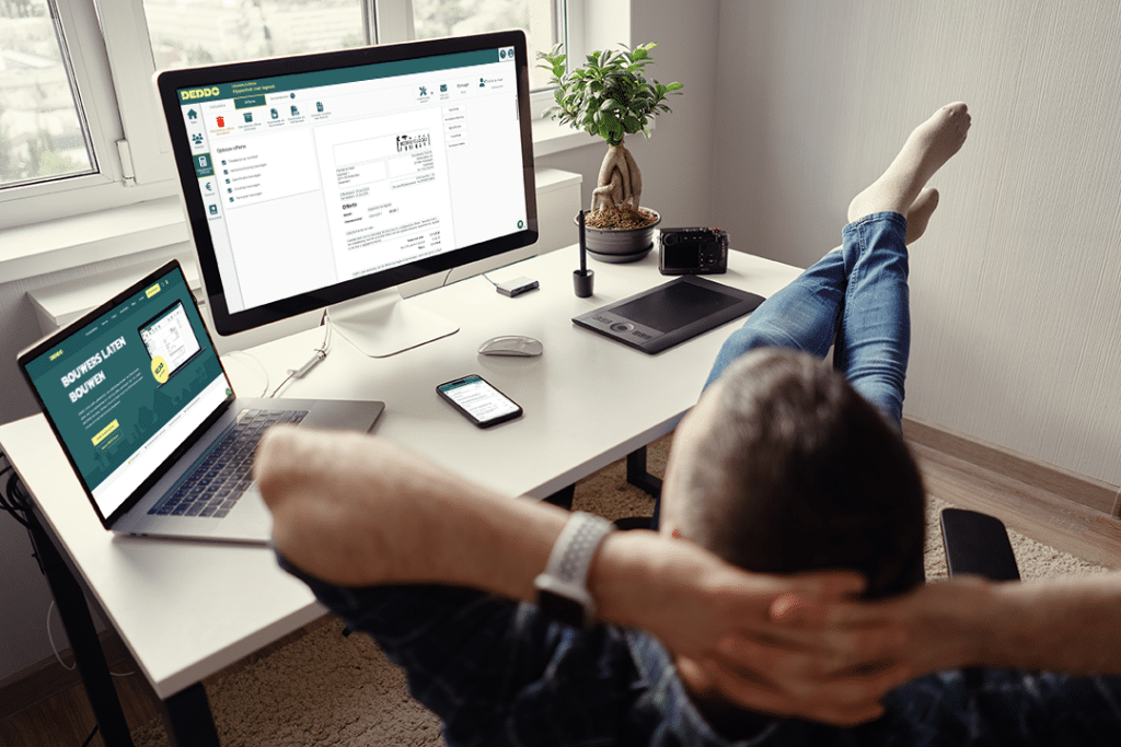 Makkelijk offertes maken met software DEDDO te zien op beeldscherm en mobiele telefoon