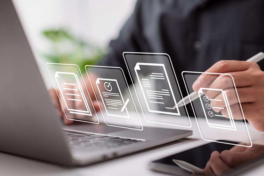 aannemer maakt op zijn laptop snel een online offerte met DEDDO