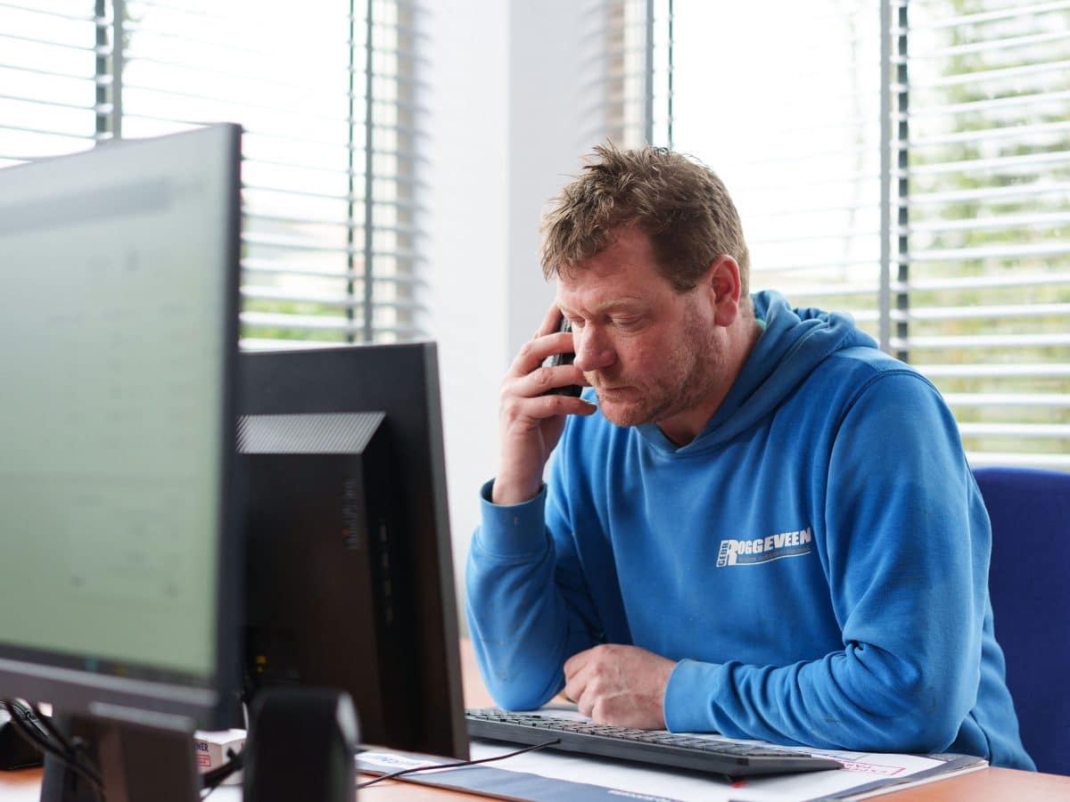 Aannemer aan het bellen met klant