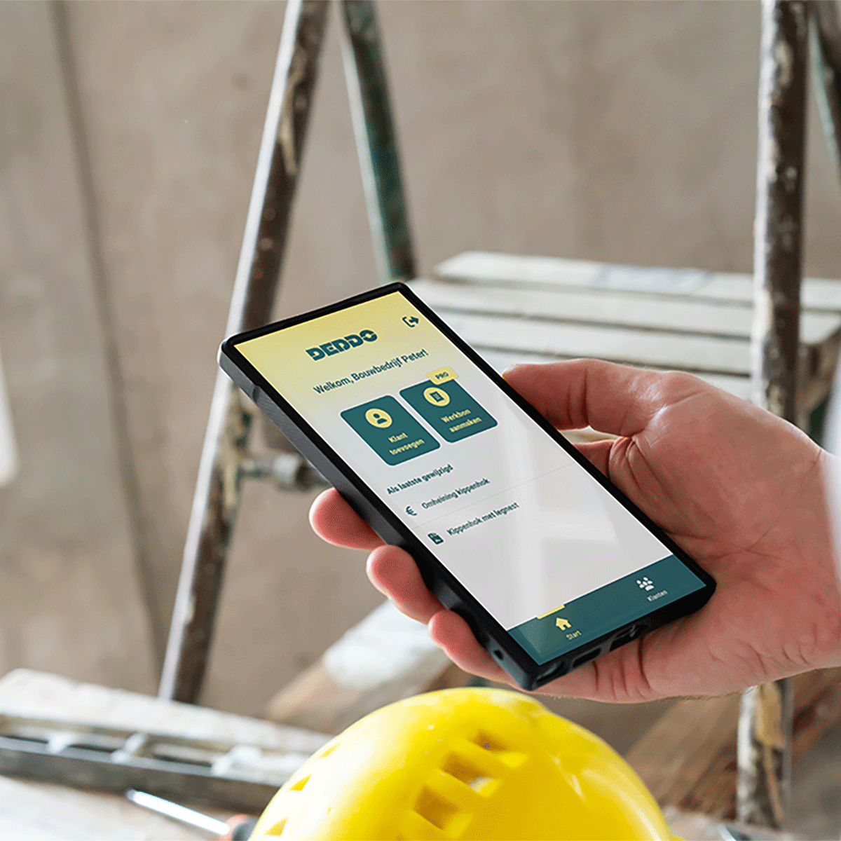 Schilder gebruikt de mobiele app van DEDDO tijdens werk op locatie
