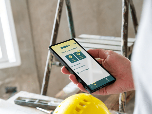 Schilder gebruikt de mobiele app van DEDDO tijdens werk op locatie