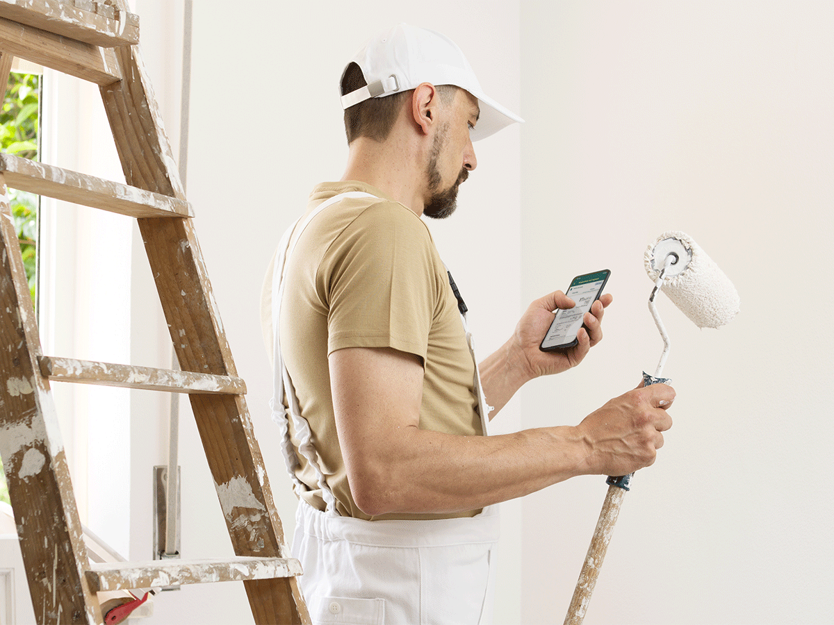 Schilder zoekt offerte op tijdens werk via de mobiele app van DEDDO