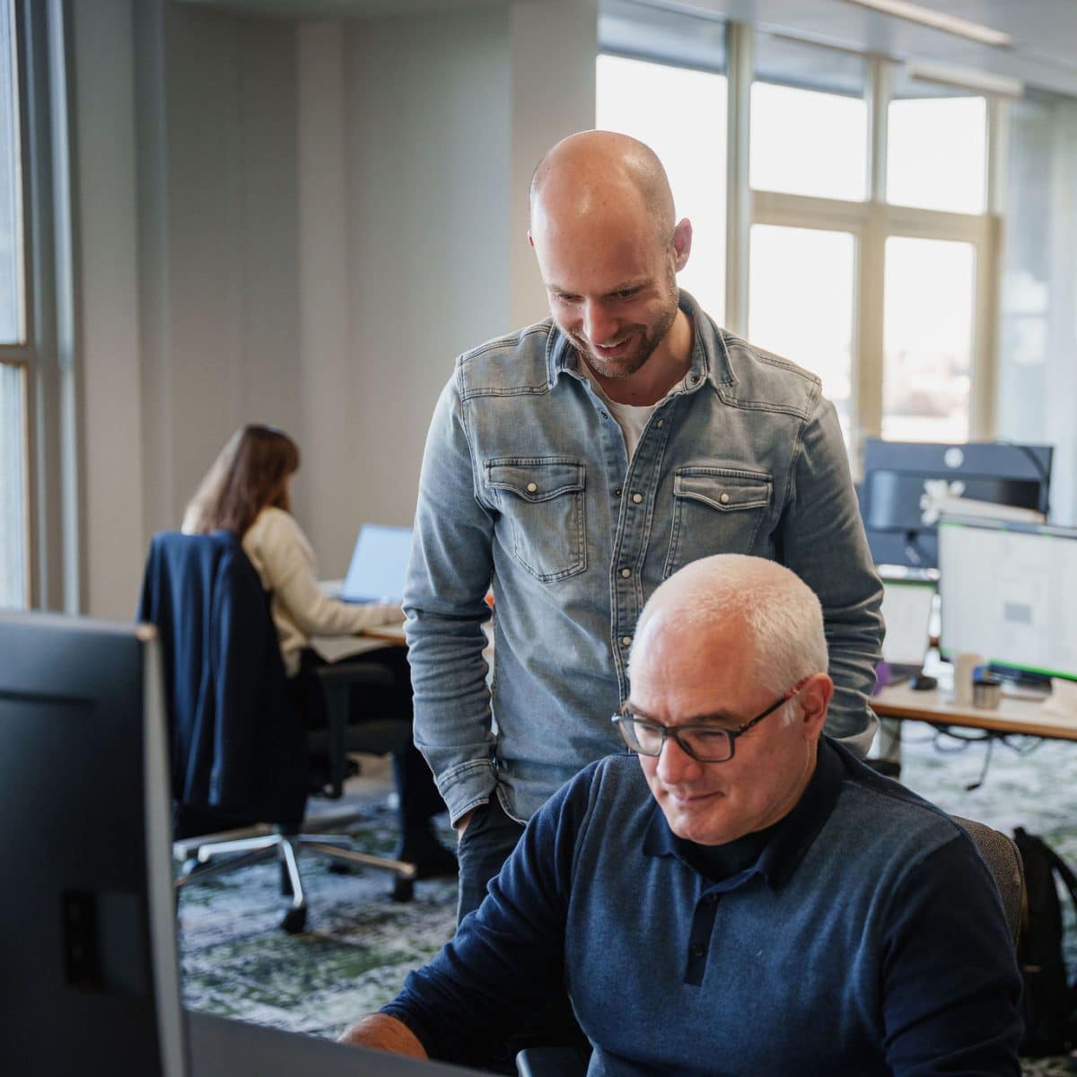 Team DEDDO achter de laptop op kantoor