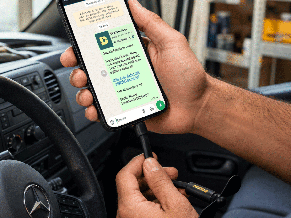 Vakman deelt offerte via WhatsApp met de mobiele app van DEDDO vanuit de werkbus