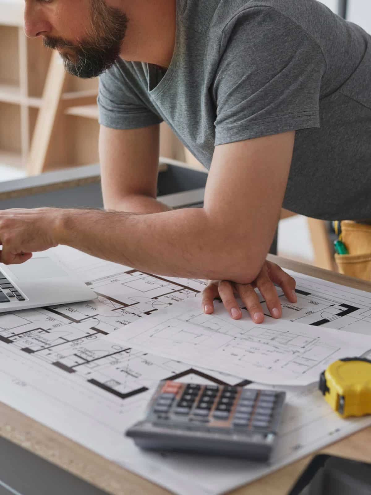 aannemer maakt eenvoudig online een offerte voor de bouw
