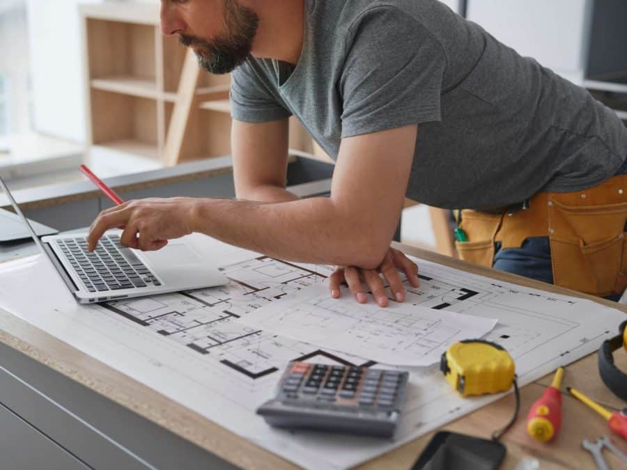aannemer maakt eenvoudig online een offerte voor de bouw