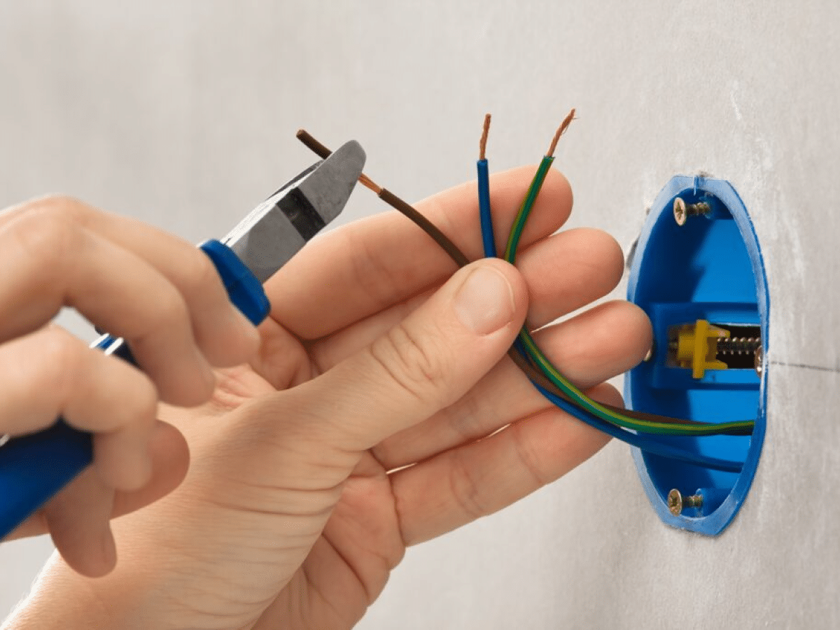 Een elektricien is met