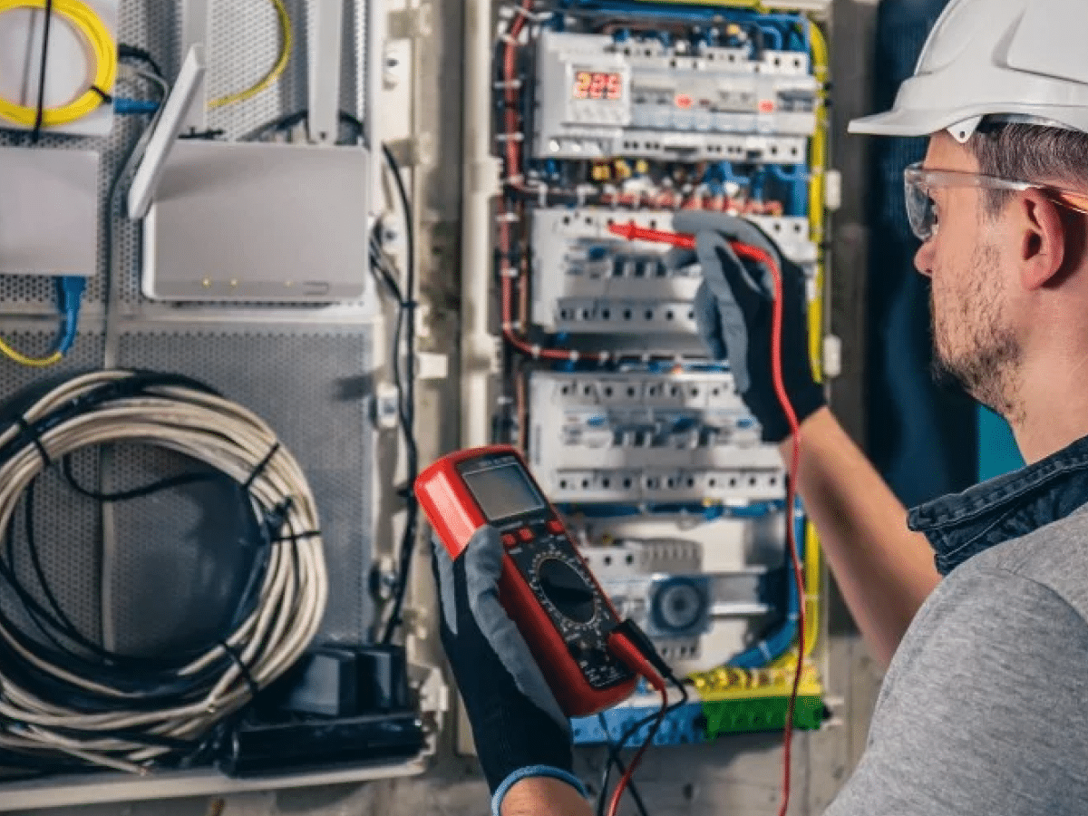 Een elektricien is aan het werk