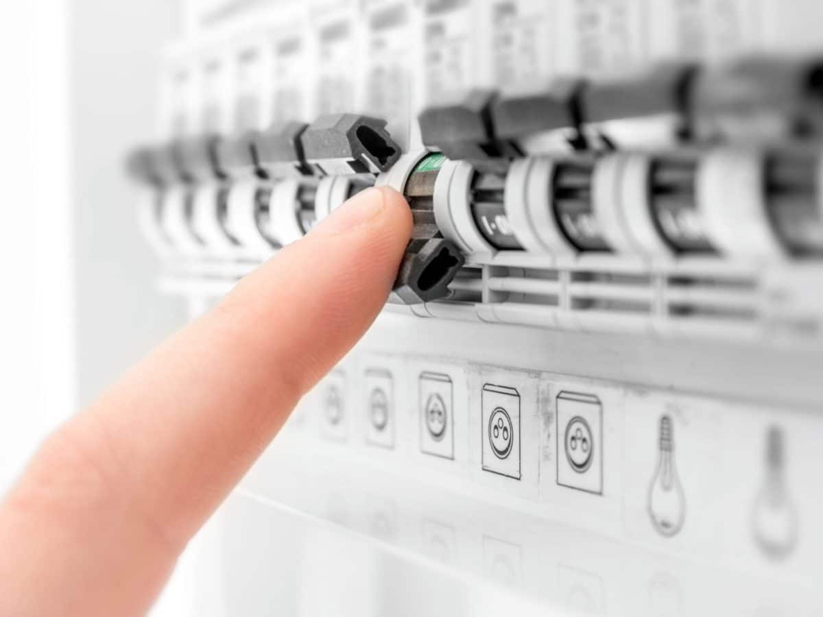 elektricien aan de slag na gebruik calculatie software elektrotechniek