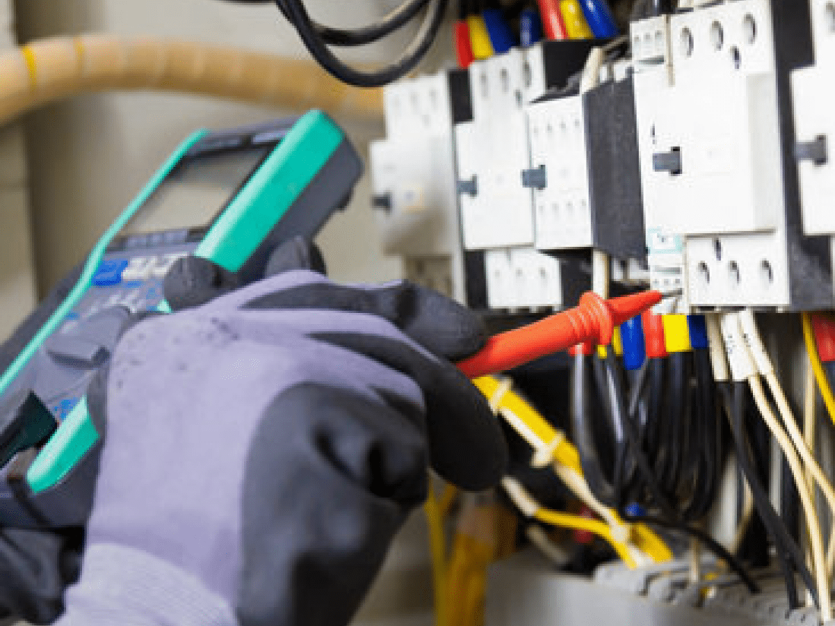 Installateur aan het werk