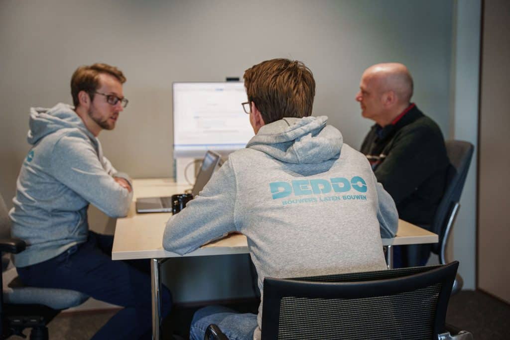 Team DEDDO helpt klanten bij de werking van hun calculatieprogramma voor de bouw