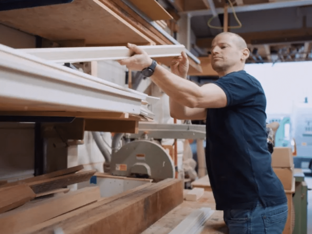 ZZP'er die aan het werk is met materialen