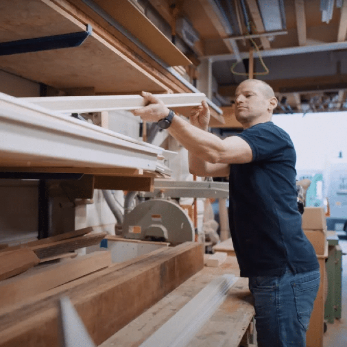 ZZP'er die aan het werk is met materialen