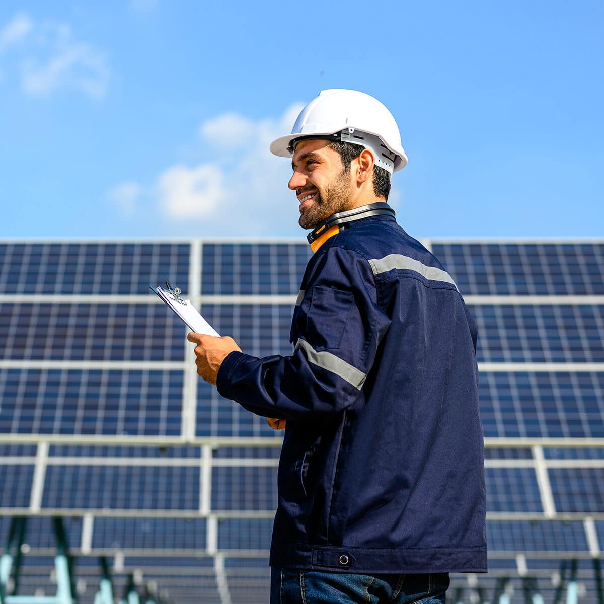 Installateur aan het werk met zonnepanelen installatie