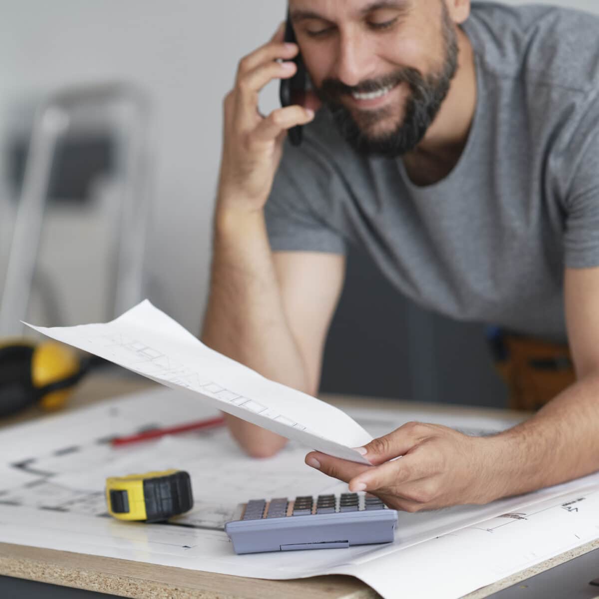 Timmerman tevreden aan het werk, papierwerk klussen aan het regelen