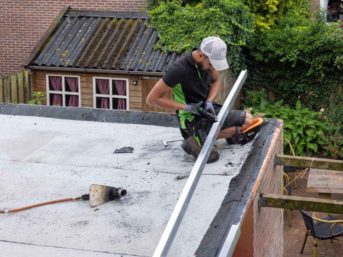 Dakdekker aan het werk op het dak