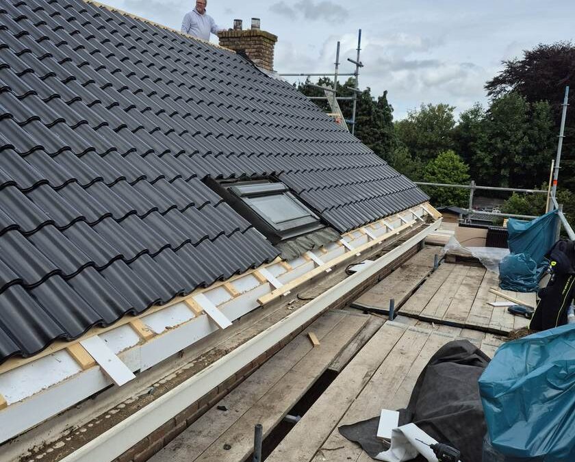 Ronald Mast van Mast Verbouw & Interieurbouw op het dak tijdens een dakrenovatie